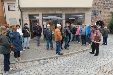 VdK`ler und geleitet sie dann durch das äußere Markttor