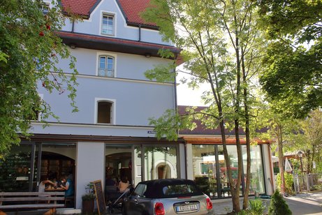 Café Stärkls - unser Treffpunkt Das Café Stärkls liegt direkt an der Sempt, im Sommer sitzen wir hier im Garten