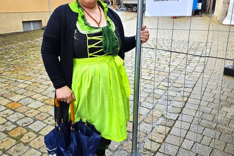 Sandra Klopf ( Märchenerzählerin) Märchenerzählerin Sandra Klopf steht vor dem "Märchenzelt"