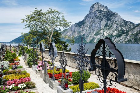 Der malerisch gelegene Friedhof mit eisernen Kreuzen vor der Bergkulisse am Traunsee