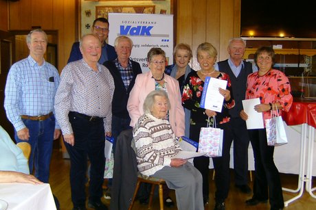 von links: Schriftf&uuml;hrer Karl Schwarz, Bernd Wittmann (25 J), Erster B&uuml;rgermeister Rainer Gegner, Engelbert M&uuml;nchenbach (30 J), Maria Luise Mader (30 J), VdK-Kreisvorsitzende Petra Guttenberger, MdL; Hildegard Schopper (30 J), Vorsitzender Walter Hartmann, Sibylle Friedlein (30 J) und vorne Babette Bierlein (f&uuml;r 30 Jahre)