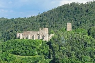 Abgebildet ist die Waffenburg Esterhazy