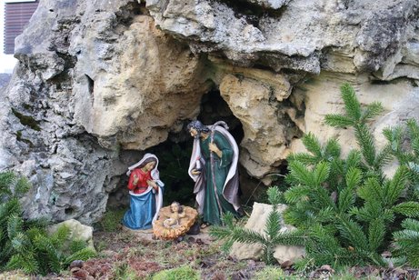 Draußen vor der Kapelle Draußen vor der Kapelle