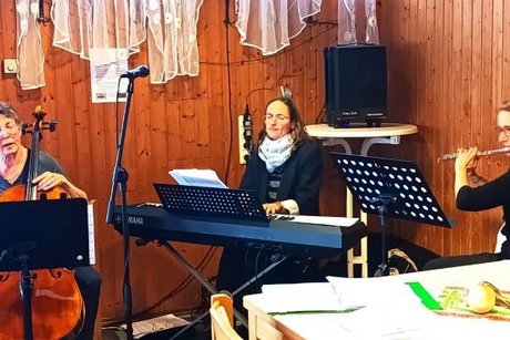 Frau Kuhn mit Ensemble Musikantinnen