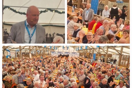 3 Bilder von der VdK-Bildungsveranstaltung - zweimal Blick von der Bühne auf die Besucher sitzend und Maßkrugstemmend an den Bierbänken. Ein Bild: Kriminalhauptkommissar Karl-Heinz Busch in voller Aktion bei seinem Vortrag