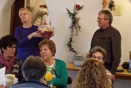 Auf dem Bild von links. Sonja Habereder mit Alrfred Toso und Gästen im Vordergrund beim Vortrag Vortrag „Barrierefreies Wohnen"