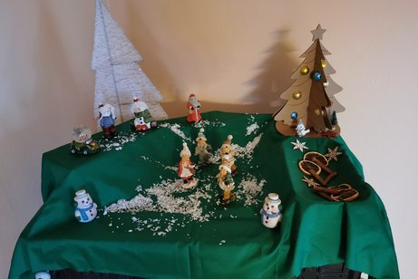 Bild zeigt eine Weihnachtsdeko auf einem alten Gusseisener Ofen