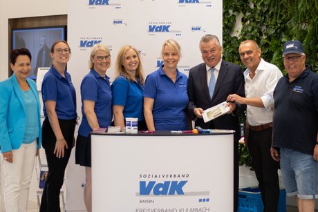 Gruppenbild mit VdK-Mitarbeiterinnen und Besucher