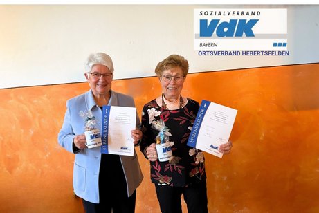 Frau Weishartinger und Frau Guber mit ihren Urkunden f&uuml;r 25 j&auml;hrige Mitgliedschaft beim VdK