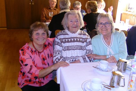 Drei M&auml;dels aus Buchschwabach