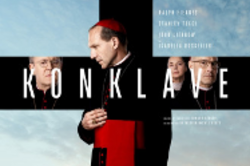 Filmplakat "Konklave" mit einem Kardinal vor einem schwarzem Kreuz