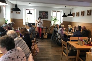 Der Sozialverband VdK-Ortsverband Mistelgau lud zur Maifeier ein. In der Kulturscheune fand bei Kaffee, Kuchen, Musik und guter Laune die Feier statt. Der leckere Kuchen und die abwechslungsreiche, stimmungsvolle Musik kamen gut an.