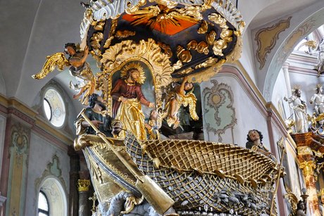 Die prächtige, handgeschnitzte Fischerkanzel in der Kirche von Traunkirchen