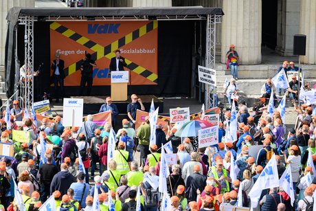 Auf der Kundgebung auf dem K&ouml;nigsplatz spricht Hermann Imhof, Sprecher des Landesvorstands des VdK Bayern, zu den Teilnehmenden.