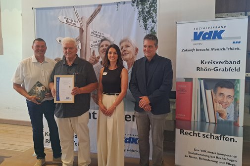 vier Personen auf dem Bild, die Diter Wirsing mit 30 Jahre Urkunde verabschieden