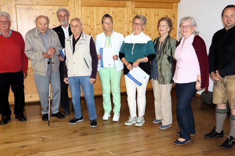 Gruppenbild: Rechte Seite: B&uuml;rgermeister Thomas Rothmayer; linke Seite: OV-Vorsitzender Michael Zeisler; Von links: Richard Wenzberger (25 Jahre), Klaus Sieber (30 Jahre), Josef Lingg (25 Jahre), Heide Schuh (25 Jahre), Isabella Gutwein (25 Jahre), Susanne Hunger (30 Jahre), Katharina Sch&ouml;rghuber (25 Jahre)