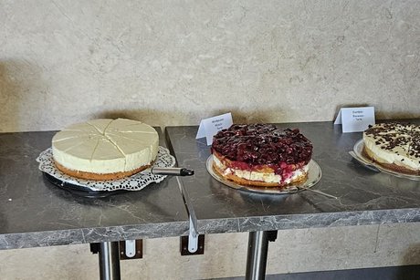 5 Torten stehen auf dem Trsen