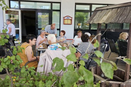 G&auml;ste unterhalten sich im Biergarten