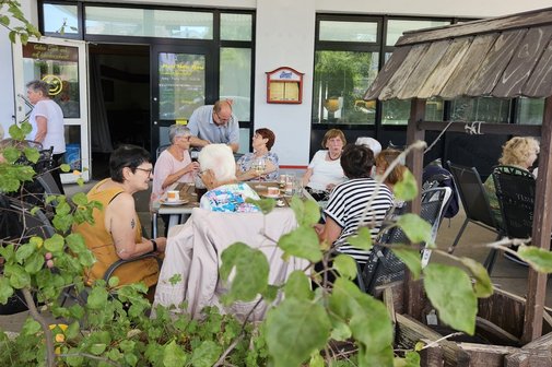 G&auml;ste unterhalten sich im Biergarten