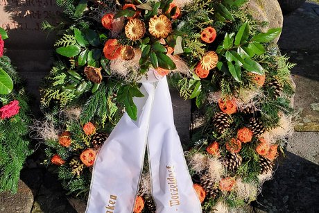 Trauerkranz aus Tannenzweigen geschmückt mit Trockenblumen