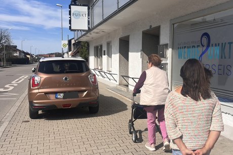 Auto auf Gehsteig