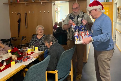 Verteilen von Nikoläusen an die Bewohner