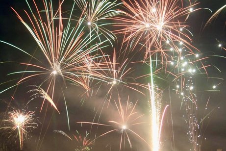 buntes Feuerwerk am Nachthimmel