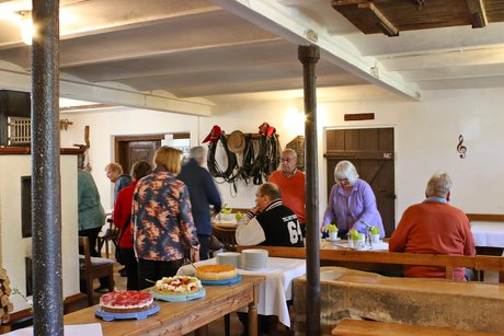 Kaffee und Kuchen im Kuhstall des benachbarten Bauernhofs "Beim Neher-Bader"