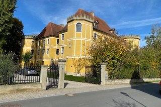 großes historisches Gebäude in einem Garten