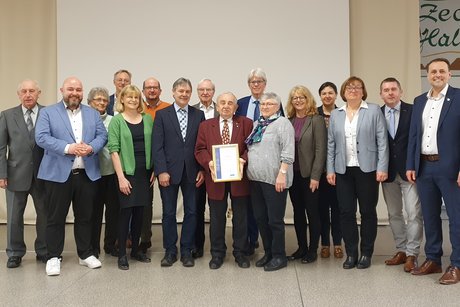 Foto von der Jahresauftaktveranstaltung des VdK-Kreisverbandes Kronach: Im Bild (von links): Stellv. Kreisvorsitzender Dieter Wolf, MdB Dr. Jonas Geißler, Gisela Mertens, Kreiskassierer Martin Pietz, MdL Sabine Gross, weiterer stellv. Kreisvorsitzender Uwe W. Zipfel, stellv. Landrat Gerhard Wunder, Ehren-Kreisvorsitzender Dr. Heinz Köhler, Ehren-Kreisvorsitzender Heinz Hausmann, Landesgeschäftsführer Michael Pausder, Maria Hausmann, Bezirksgeschäftsführerin Andrea Stühler-Holzheimer, Bürgermeisterin Angela Hofmann, Kreisvorsitzende Susanne Daum, Kreisgeschäftsführer Thomas Steinlein und Bürgermeister Daniel Weißerth