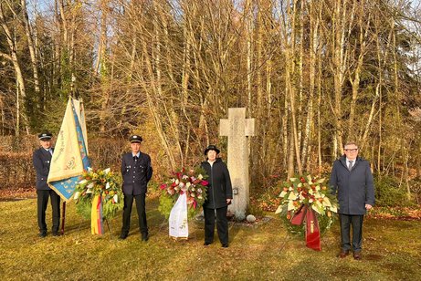 Vertreter der Gemeinde, der Soldatenkammeradschaft und des VdK OV Tröstau vor dem Ehrenmal auf dem Tröstauer Friedhof Vertreter der Gemeinde, der Soldatenkammeradschaft und des VdK Tröstau vor dem Ehrenmal