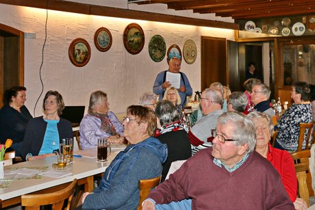 Herr Mareis hält seinen Vortrag, unterstützt durch eine PowerPoint-Präsentation