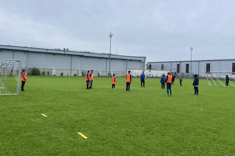 &bdquo;Sport verbindet und baut Br&uuml;cken&ldquo; &ndash; spielerisch wird in Hofkirchen seit nun mehr zehn Jahren das Thema &bdquo;Inklusion und Teilhabe&ldquo; gef&ouml;rdert und unterst&uuml;tzt. Im Mittelpunkt steht dabei die Handicap-Mannschaft des SV Hofkirchen.