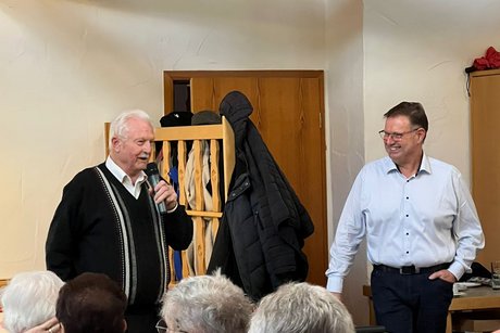 Unser Vorsitzender begrüßt Walter Hartmann vom Kreisverband ...