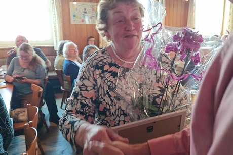 Abgebildet ist die Ehrung einer Jubilarin