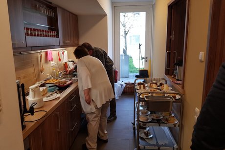 In der Küche wird fleißig vorbereitet Fleißige Helfer in der Küche