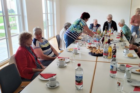 Gem&uuml;tliches Beisammensein bei Kaffee und Kuchen im Dorfgemeinschaftshaus Probstried