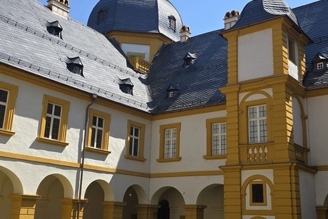 Schloß Seehof Innenhof. Der Innenhof von Schloß Seehof mit bunter Blumenbepflanzung.