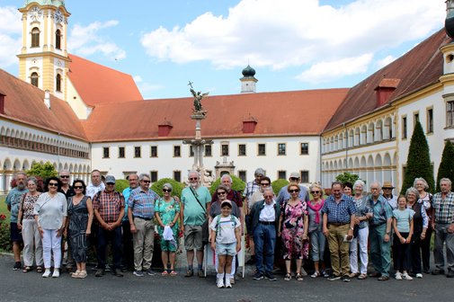 Die Reisegruppe im Klosterinnenhof