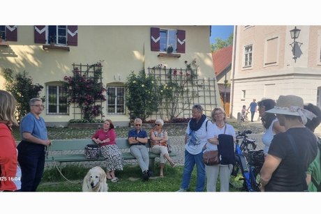 Am Salinenpark vor dem Salinenmuseum .