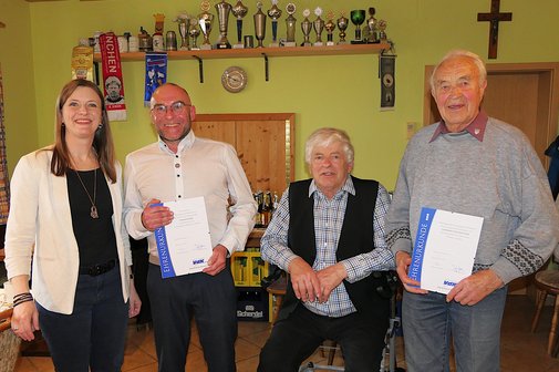Die Geehrten mit 1. Vorsitzende Marianne Friesl (rechts) sowie Kreisvorsitzender Bert Horn (zweiter von rechts).
