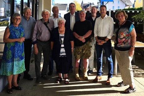 Das Bild zeigt 10 Personen, 5 Jubilare, den Kreisvorsitzenden, den Bürgermeister und einen Teil der Vorstandschaft