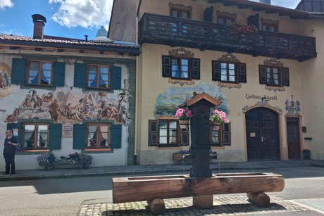 L&uuml;ftlmalereien an den H&auml;usern in der Ballenhausgasse in Mittenwald mit dem Brunnen