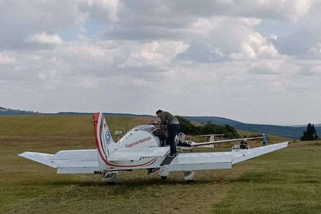 Segelflieger in den gerade jemand einsteigt