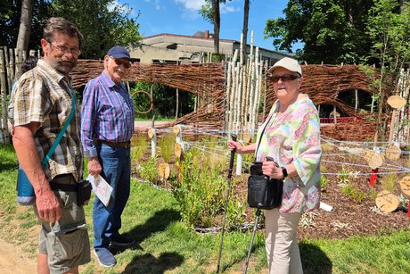 2 Männer und 1 Frau