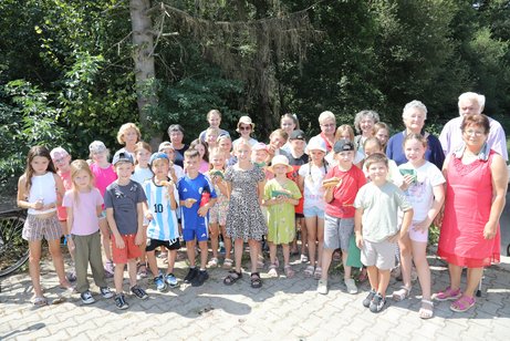 Die Vormittagsgruppe pr&auml;sentiert stolz ihre Werke