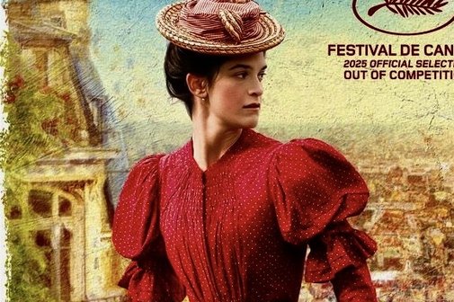 Plakatauschnitt des Films "Die Farben der Zeit" - eine rot gekleidete Frau aus dem Jahr 1895