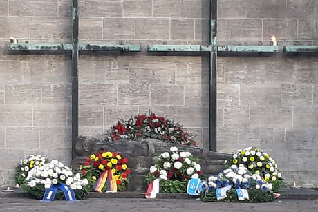 Volkstrauertag 2025 - Kränze vor dem Ehrenmal