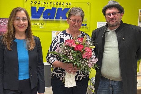 Marliese Knies ist das 16.000. Mitglied im VdK-Kreisverband Schweinfurt. Die VdK- Kreisgeschäftsführerin Martina Walter-Bagley (links) und Kreisvorsitzender Michael Schwarz (rechts) hießen sie in der Geschäftsstelle mit einem Blumenstrauß willkommen. (Foto: Darinka Brand)