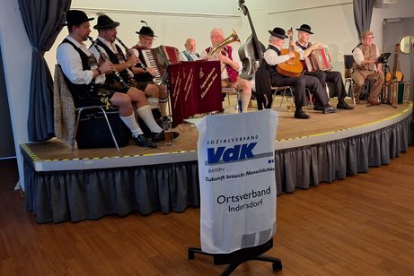 Bild mit den Musikanten beim Hoagarten in Weichs, 2 Musikgruppen, ganz rechts im Bild ist der Conf&eacute;rencier Peter Wirth